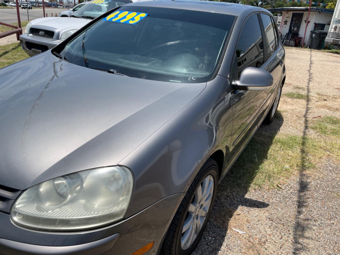 2007 /GRAY Volkswagen Rabbit 4-Door (WVWDR71K77W) with an 2.5L L5 DOHC 20V engine, 6-Speed Automatic Overdrive transmission, located at 2425 Franklin Ave., Waco, TX, 76701, (254) 753-6661, 31.540359, -97.148682 - NICE GAS SAVER, 158k, COLD AIR, $4995 CASH PLUS TTL - Photo#0