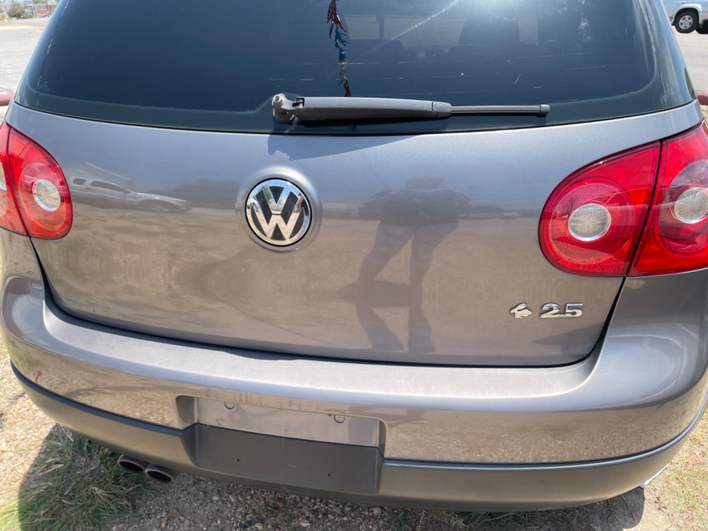 2007 /GRAY Volkswagen Rabbit 4-Door (WVWDR71K77W) with an 2.5L L5 DOHC 20V engine, 6-Speed Automatic Overdrive transmission, located at 2425 Franklin Ave., Waco, TX, 76701, (254) 753-6661, 31.540359, -97.148682 - NICE GAS SAVER, 158k, COLD AIR, $4995 CASH PLUS TTL - Photo#2