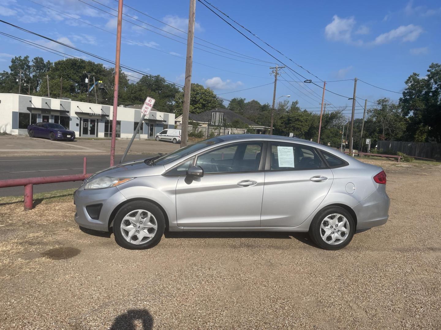 2013 /GREY Ford Fiesta SE SE Sedan (3FADP4BJXDM) with an 1.6L L4 DOHC 16V engine, Automatic transmission, located at 2425 Franklin Ave., Waco, TX, 76701, (254) 753-6661, 31.540359, -97.148682 - Nice Silver 2013 Ford Fiesta Sedan, 4 cylinder, great gas mileage, great family or student vehicle. $4995 plus TTL = $5557.02 Total Out the Door Cash. If you need financing we have a local lender we can recommend. - Photo#0