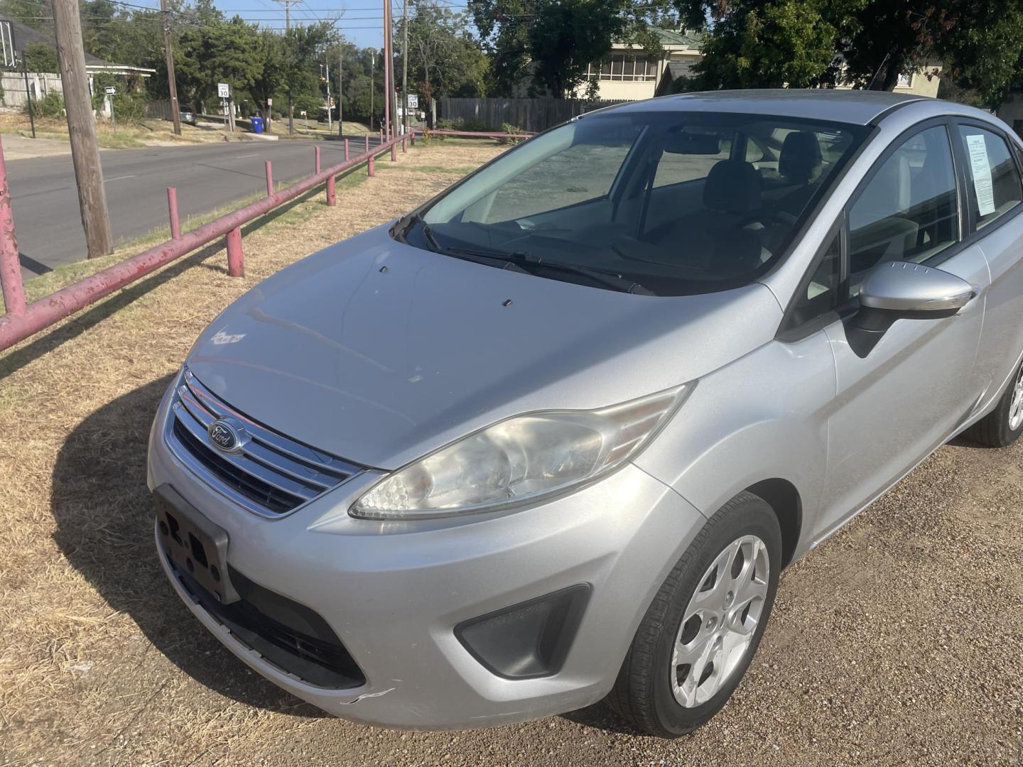 2013 /GREY Ford Fiesta SE SE Sedan (3FADP4BJXDM) with an 1.6L L4 DOHC 16V engine, Automatic transmission, located at 2425 Franklin Ave., Waco, TX, 76701, (254) 753-6661, 31.540359, -97.148682 - Nice Silver 2013 Ford Fiesta Sedan, 4 cylinder, great gas mileage, great family or student vehicle. $4995 plus TTL = $5557.02 Total Out the Door Cash. If you need financing we have a local lender we can recommend. - Photo#1