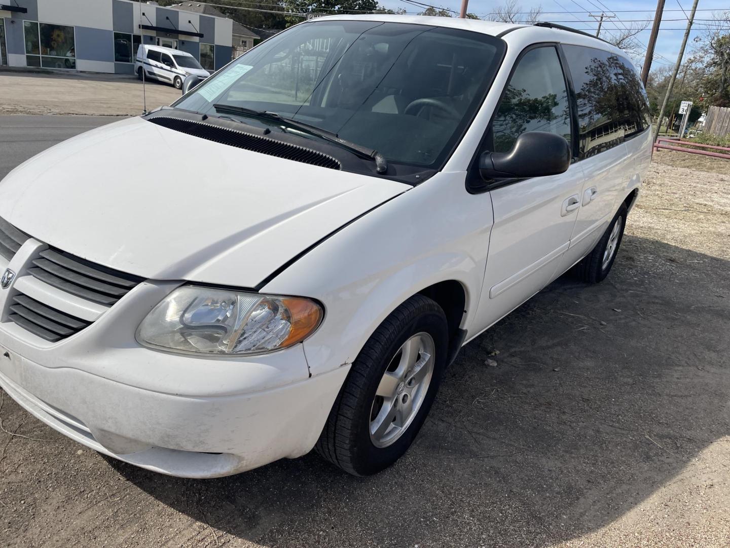 2007 White /Grey Dodge Grand Caravan SXT (2D4GP44L97R) with an 3.8L V6 OHV 12V engine, 4-Speed Automatic Overdrive transmission, located at 2425 Franklin Ave., Waco, TX, 76701, (254) 753-6661, 31.540359, -97.148682 - Photo#0