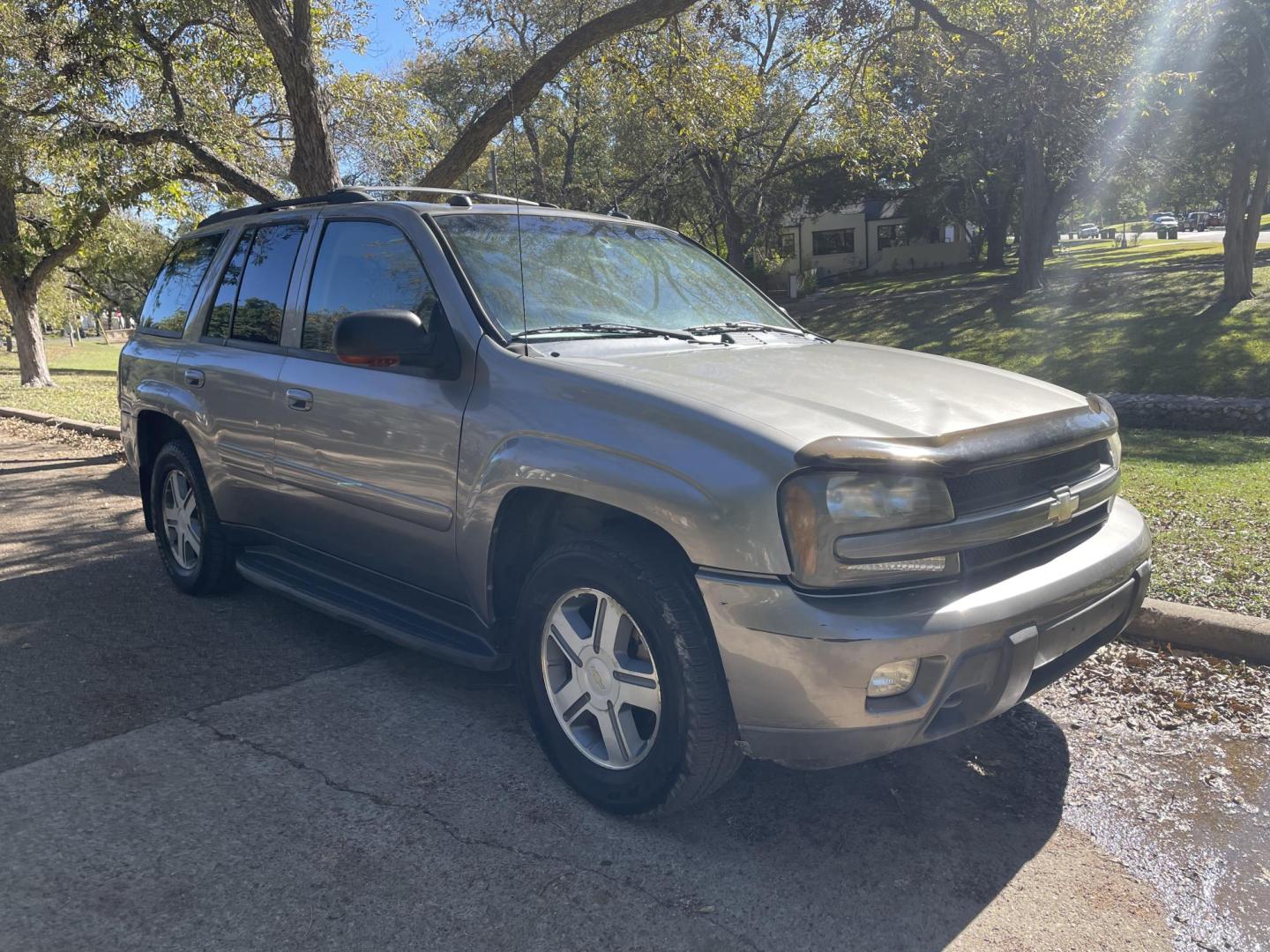 2005 GREY /BLACK LEATHER Chevrolet TrailBlazer LS 4WD (1GNDT13S952) with an 4.2L L6 DOHC 24V engine, 4-Speed Automatic Overdrive transmission, located at 2425 Franklin Ave., Waco, TX, 76701, (254) 753-6661, 31.540359, -97.148682 - Photo#2