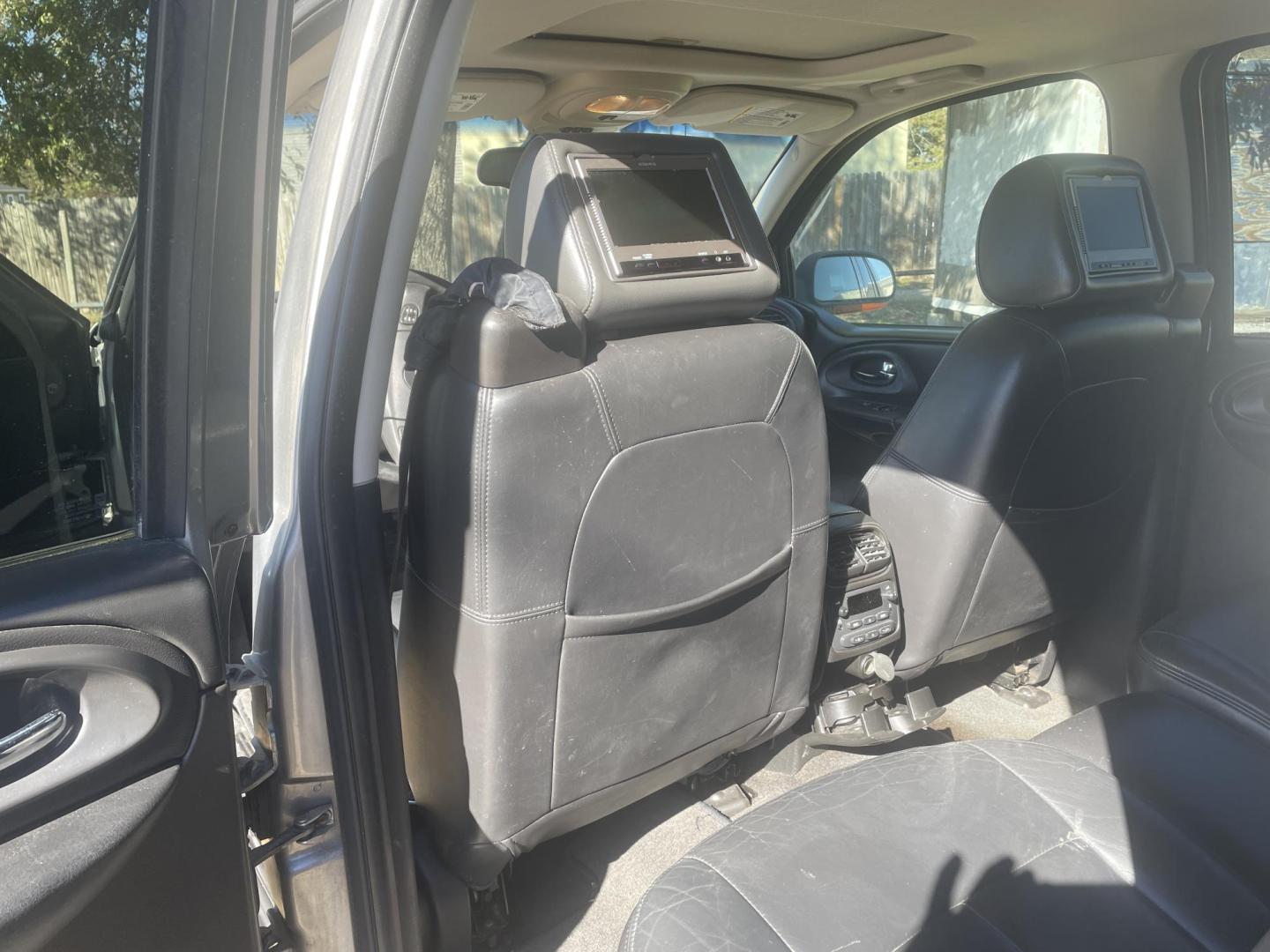 2005 GREY /BLACK LEATHER Chevrolet TrailBlazer LS 4WD (1GNDT13S952) with an 4.2L L6 DOHC 24V engine, 4-Speed Automatic Overdrive transmission, located at 2425 Franklin Ave., Waco, TX, 76701, (254) 753-6661, 31.540359, -97.148682 - Photo#5