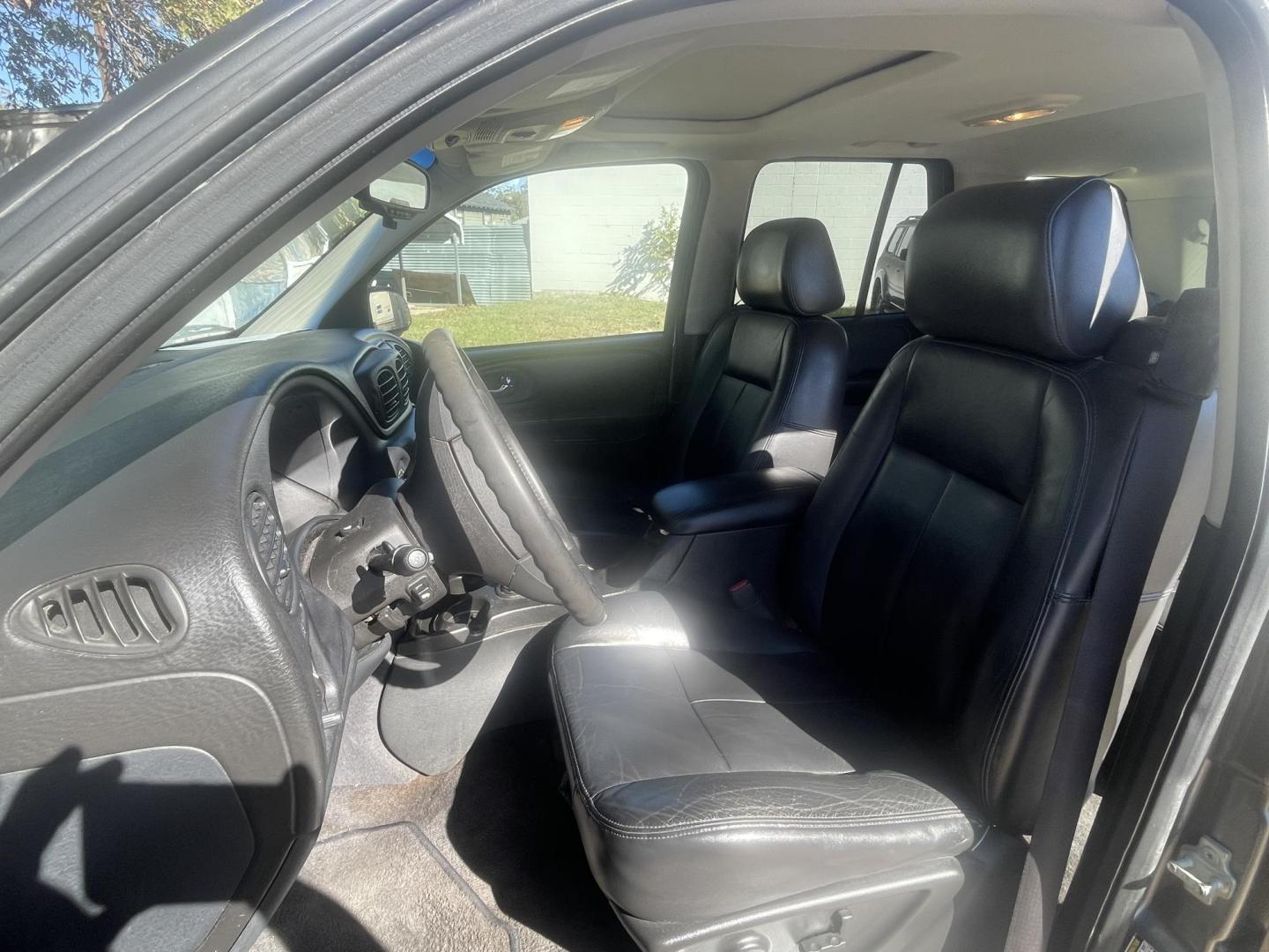 2005 GREY /BLACK LEATHER Chevrolet TrailBlazer LS 4WD (1GNDT13S952) with an 4.2L L6 DOHC 24V engine, 4-Speed Automatic Overdrive transmission, located at 2425 Franklin Ave., Waco, TX, 76701, (254) 753-6661, 31.540359, -97.148682 - Photo#6