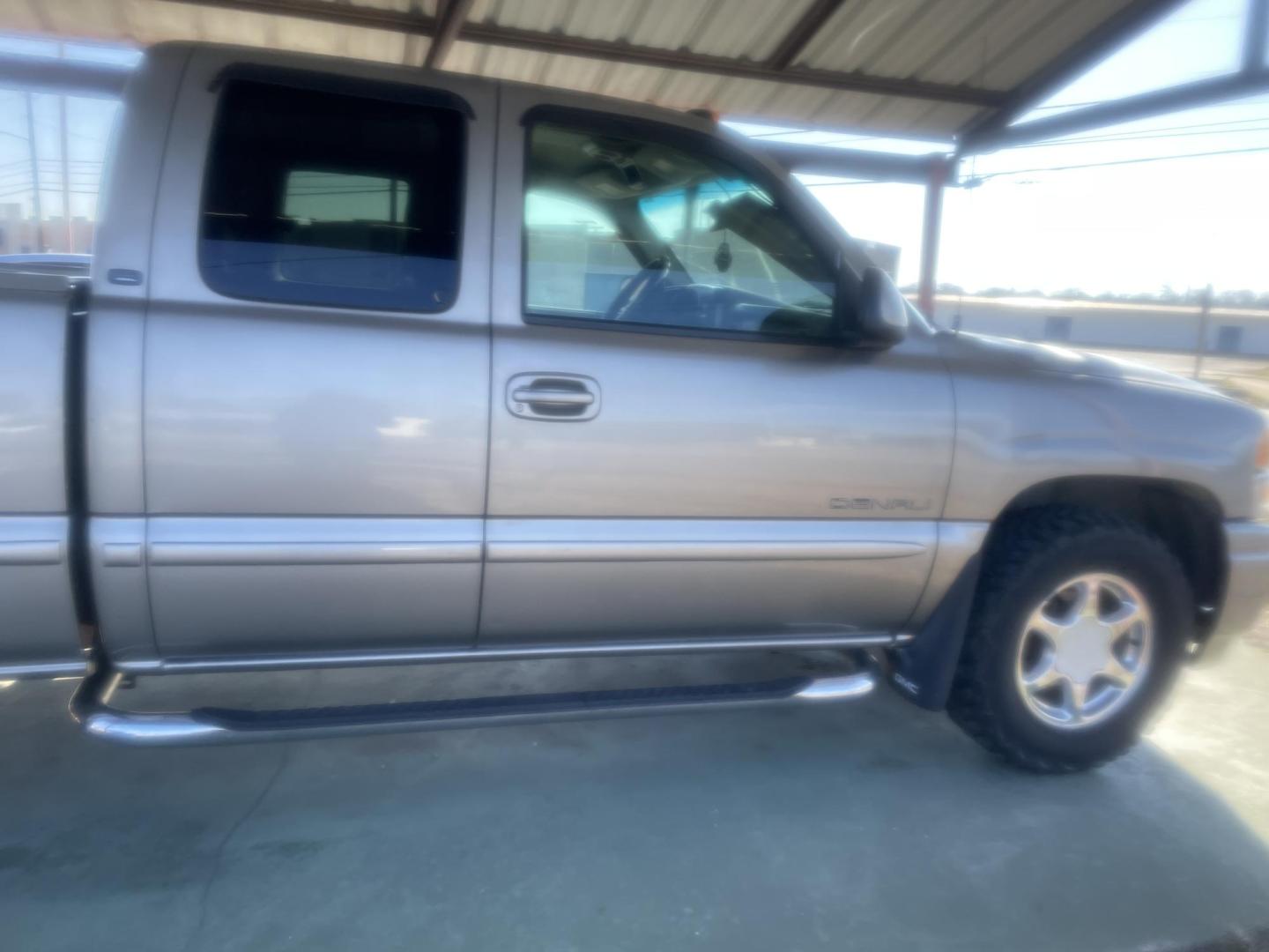 2002 GOLD /2 TONE BEIGE GMC Sierra 1500 Denali Ext. Cab AWD (2GTFK69UX21) with an 6.0L V8 OHV 16V engine, 4-Speed Automatic Overdrive transmission, located at 2425 Franklin Ave., Waco, TX, 76701, (254) 753-6661, 31.540359, -97.148682 - 2 Owner GMC Denali Sierra AWD V8 Extended Cab Pickup, 2 Tone Leather Interior, Tow Pkg, New Headliner, Tinted Windows, well taken care of, Cash ONLY - Photo#1