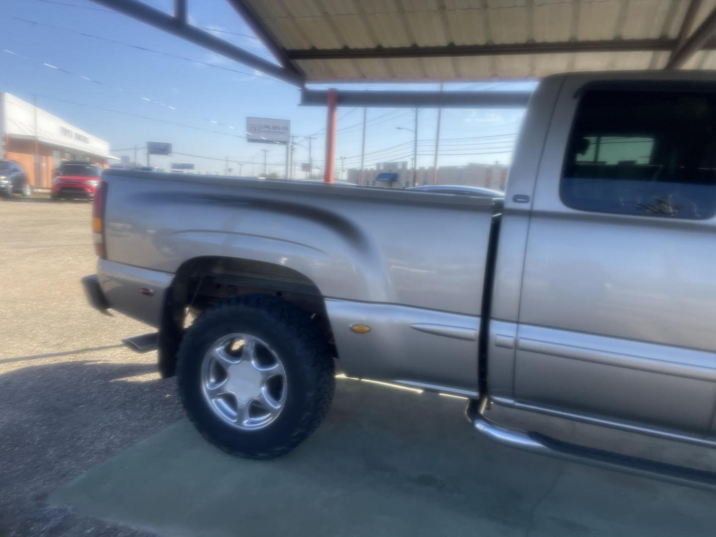 2002 GOLD /2 TONE BEIGE GMC Sierra 1500 Denali Ext. Cab AWD (2GTFK69UX21) with an 6.0L V8 OHV 16V engine, 4-Speed Automatic Overdrive transmission, located at 2425 Franklin Ave., Waco, TX, 76701, (254) 753-6661, 31.540359, -97.148682 - 2 Owner GMC Denali Sierra AWD V8 Extended Cab Pickup, 2 Tone Leather Interior, Tow Pkg, New Headliner, Tinted Windows, well taken care of, Cash ONLY - Photo#3