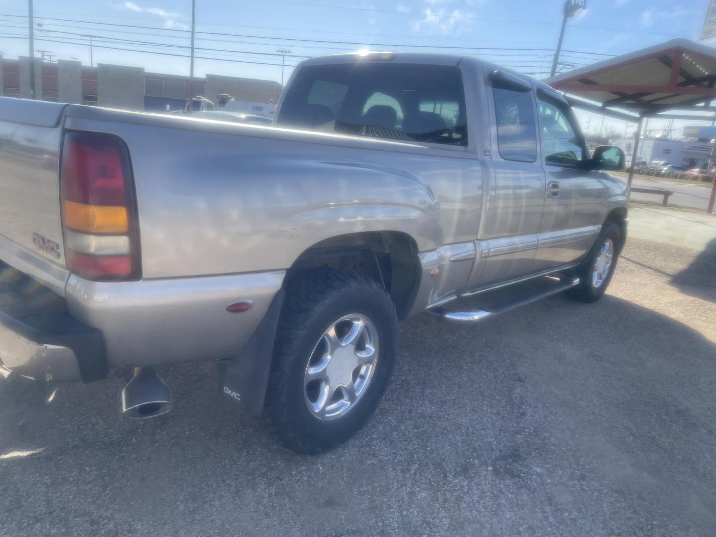 2002 GOLD /2 TONE BEIGE GMC Sierra 1500 Denali Ext. Cab AWD (2GTFK69UX21) with an 6.0L V8 OHV 16V engine, 4-Speed Automatic Overdrive transmission, located at 2425 Franklin Ave., Waco, TX, 76701, (254) 753-6661, 31.540359, -97.148682 - 2 Owner GMC Denali Sierra AWD V8 Extended Cab Pickup, 2 Tone Leather Interior, Tow Pkg, New Headliner, Tinted Windows, well taken care of, Cash ONLY - Photo#8